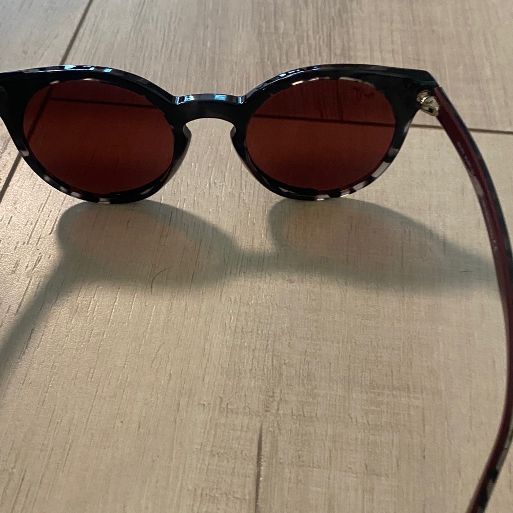 Maui Jim Upside Down Falls Burgundy - Picture 6 of 7